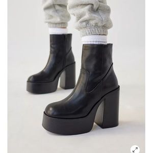 Urban outfitters Noreen Platform boot